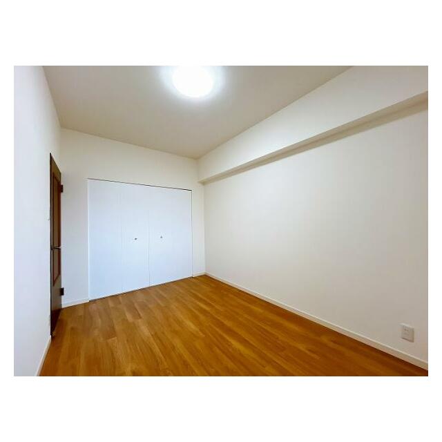 「北西側　約6帖洋室」収納がございます。