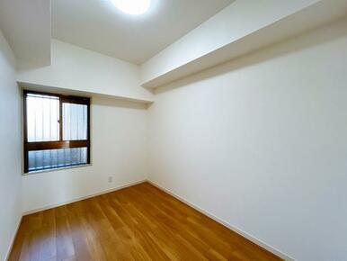 「北側　約4.5帖洋室」別角度の写真です。