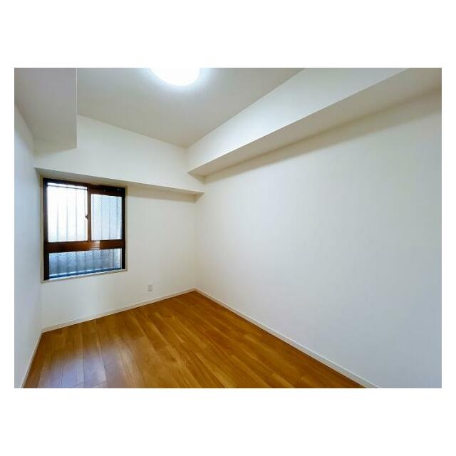 「北側　約4.5帖洋室」別角度の写真です。