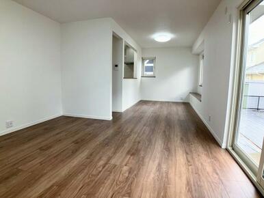 リビングは新品のフローリング張りやクロスの交換を行いました