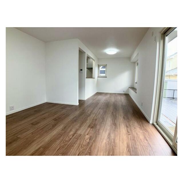 リビングは新品のフローリング張りやクロスの交換を行いました