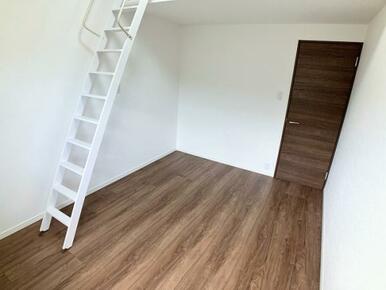 2階南側洋室は新品のフローリング張りやクロスの交換を行いました