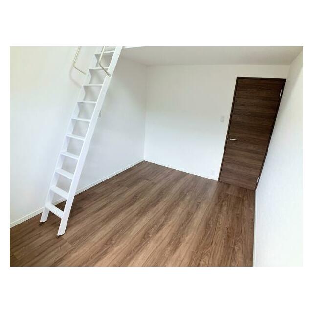 2階南側洋室は新品のフローリング張りやクロスの交換を行いました