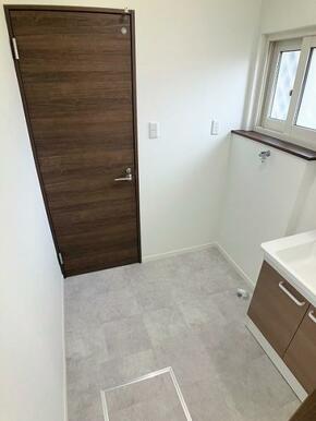 洗面脱衣所はクッションフロアやクロスの交換を行いました