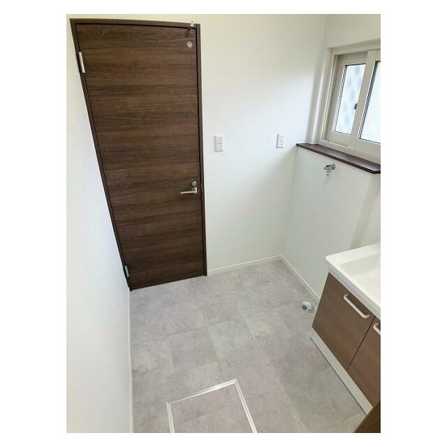 洗面脱衣所はクッションフロアやクロスの交換を行いました