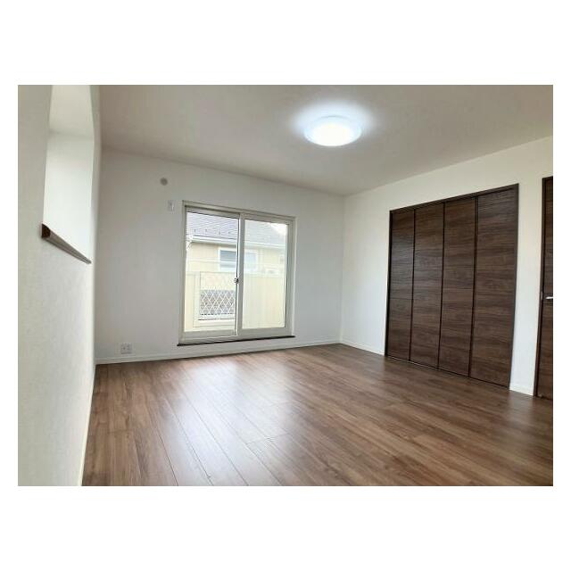 2階南東側洋室は新品のフローリング張りやクロスの交換を行いました