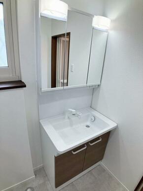 洗面化粧台は新品交換しました　シャワー付きでお手入れしやすい仕様です