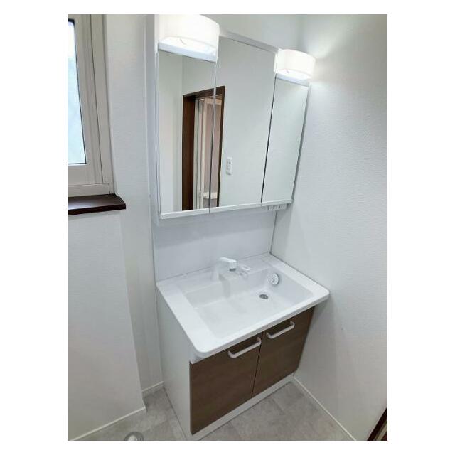 洗面化粧台は新品交換しました　シャワー付きでお手入れしやすい仕様です