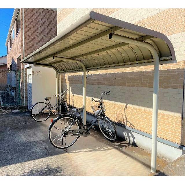 屋根付き駐輪場完備