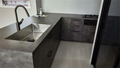 洗面所横にドライルームがあり、お洗濯ものに集中できる造りになっております。