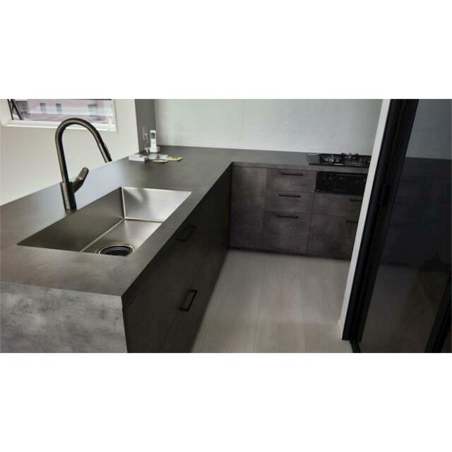 洗面所横にドライルームがあり、お洗濯ものに集中できる造りになっております。