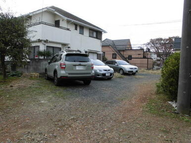 物件の横に駐車場有ります。