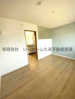 落ち着いた色調の寝室です