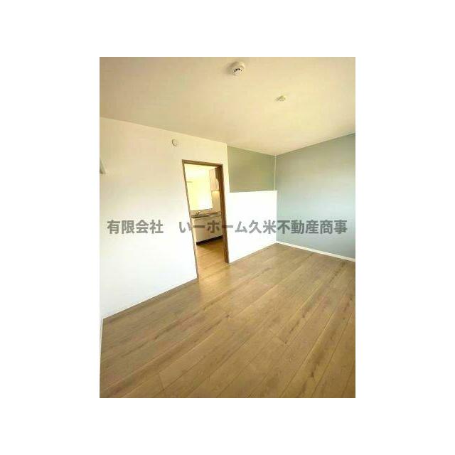 落ち着いた色調の寝室です