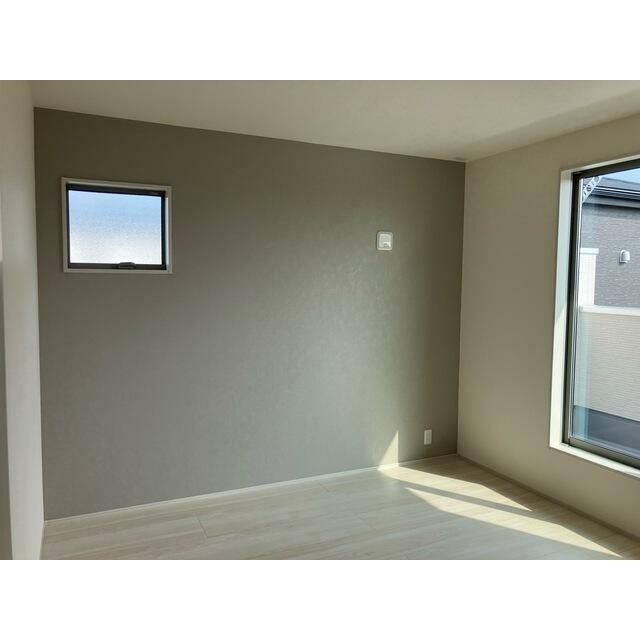 アクセントをつけたクロスでスタイリッシュな空間（1号棟）