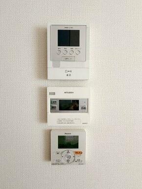上からモニター付きインターホン、給湯器パネル、床暖房パネル！
