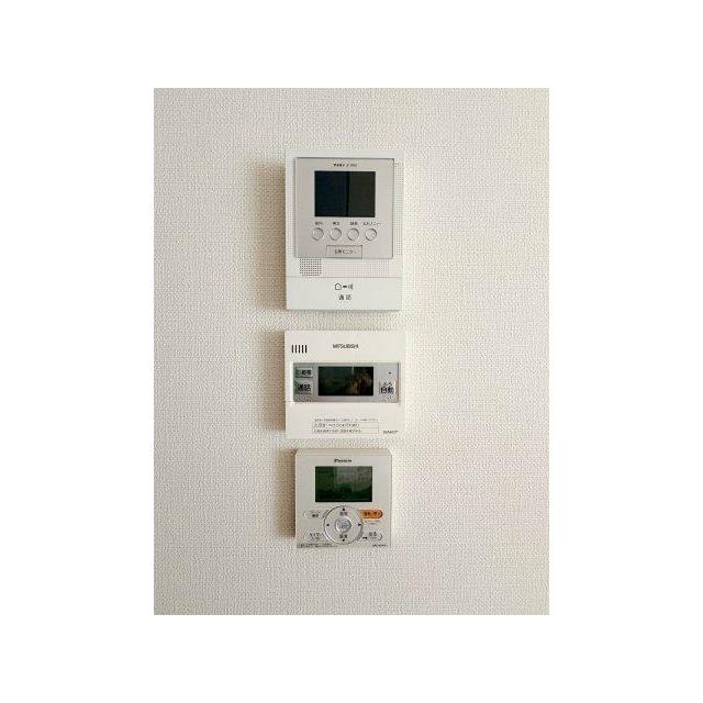 上からモニター付きインターホン、給湯器パネル、床暖房パネル！