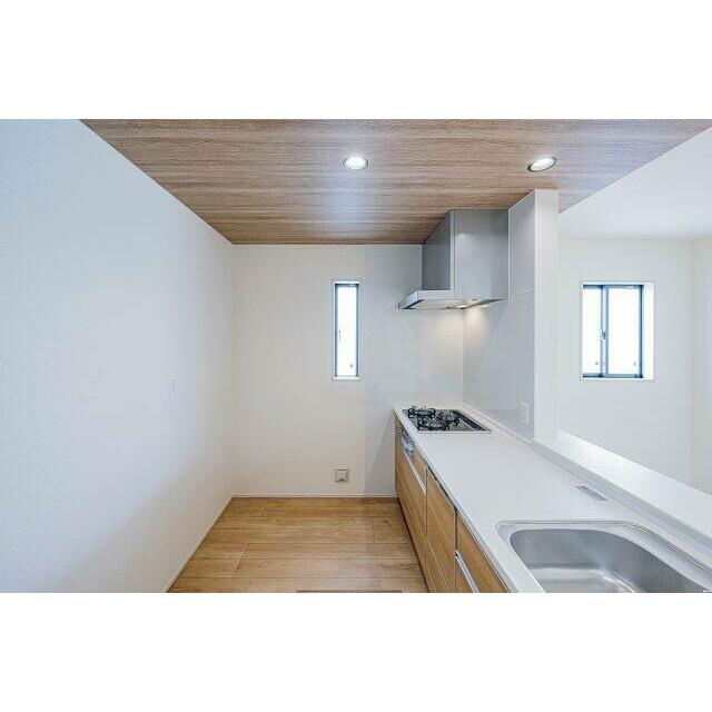 木目天井がキッチン空間を引き締めます