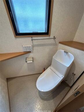 トイレは数年前にリフォーム済みです。窓もあり明るい空間です。