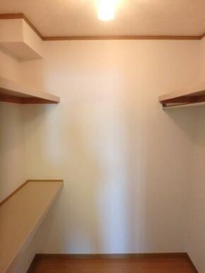 たくさん収納可能なウォークインクローゼット※同タイプ別号室参考写真