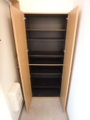 玄関には天井高のシューズボックス※同タイプ別号室参考写真