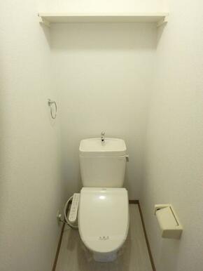 もちろんウォシュレット付き！上部に棚もあります※同タイプ別号室参考写真