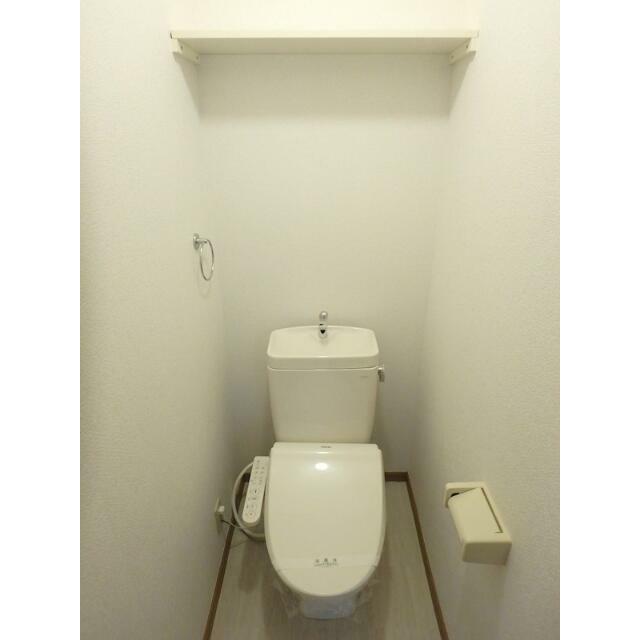 もちろんウォシュレット付き！上部に棚もあります※同タイプ別号室参考写真