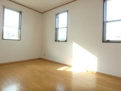 窓が多く日当たりばっちりの６帖洋室※同タイプ別号室参考写真