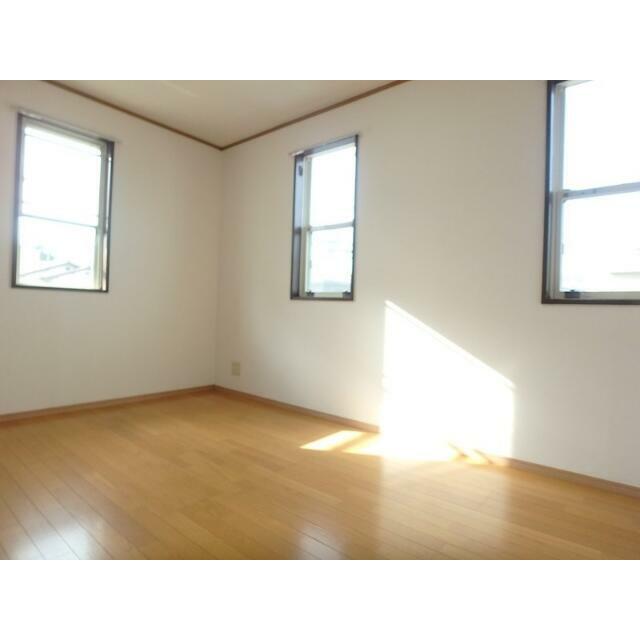 窓が多く日当たりばっちりの６帖洋室※同タイプ別号室参考写真