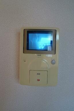 モニター付きインターホンで来訪者のお顔も見れるので安心です※同タイプ別号室参考写真