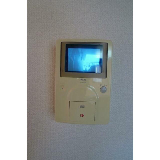 モニター付きインターホンで来訪者のお顔も見れるので安心です※同タイプ別号室参考写真