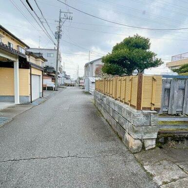前面道路は交通量が少なく閑静です
