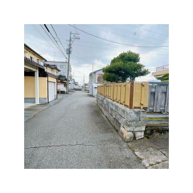 前面道路は交通量が少なく閑静です