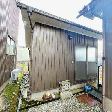 お家後ろの敷地に倉庫もついています
