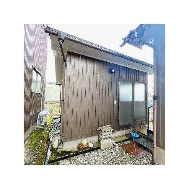 お家後ろの敷地に倉庫もついています