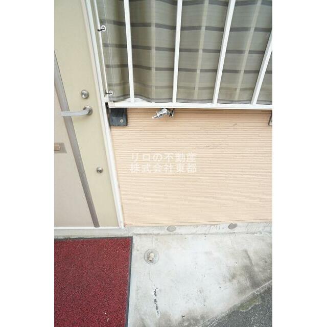 洗濯機置場が室外にあるのでお部屋を広々お使いいただけます。