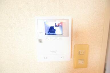 来訪者が確認できるＴＶモニタ付きドアホン！
