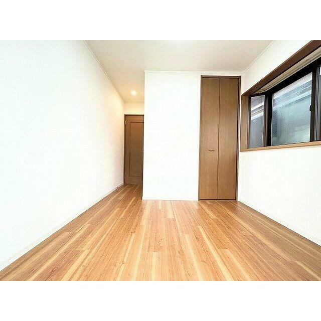 「２階東側洋室」約４．５帖のお部屋です。