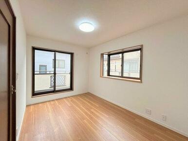 「２階北側洋室」約６帖のお部屋です。