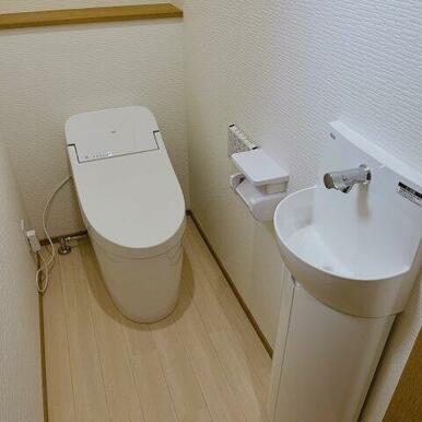 手洗いスペースつきのタンクレストイレ！節水にもなります！
