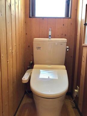 換気の窓を確保したトイレは、多彩な快適機能を備えたシャワートイレを設置しました。2023年5月撮影
