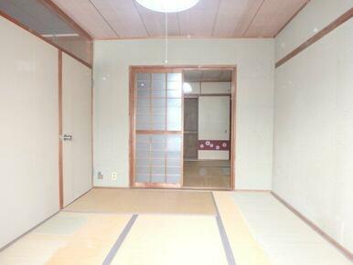 南側約6帖和室、陽当り良好（バルコニー側より撮影）