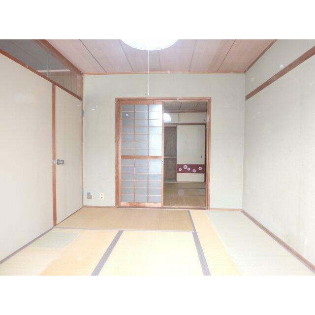 南側約6帖和室、陽当り良好（バルコニー側より撮影）