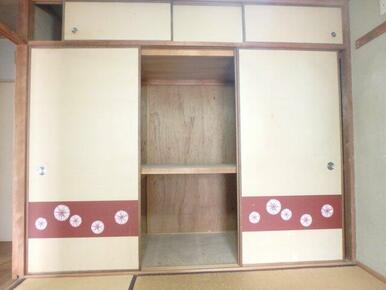 約4.5帖和室（中間）の押入（天袋有）