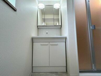 「洗面台」新品交換しております。