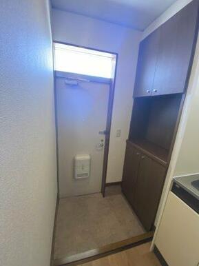 玄関写真1(※写真は反転タイプの隣のお部屋のものです)