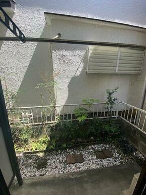 庭の写真です。(※写真は隣のお部屋のものです)