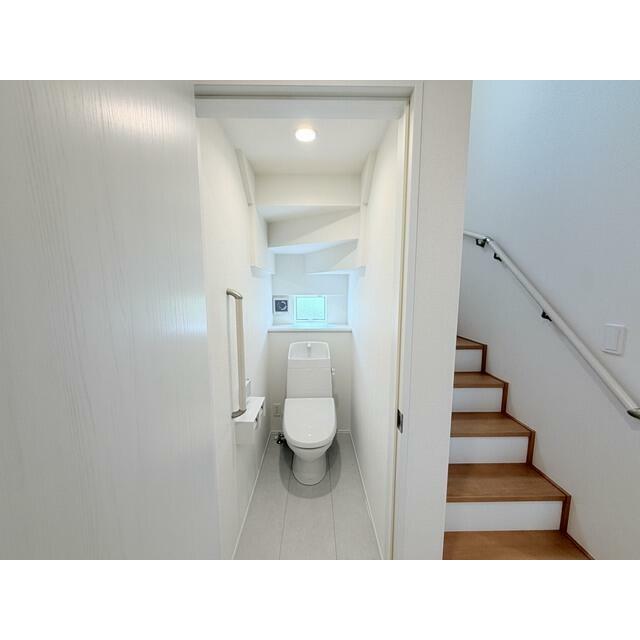 毎日使うトイレにも、ちょっとした嬉しい工夫を。 小窓から自然光を取り込めるほか、換気扇も備えています。1階には手すりも設置されており、立ち座りの際にも活用できます♪