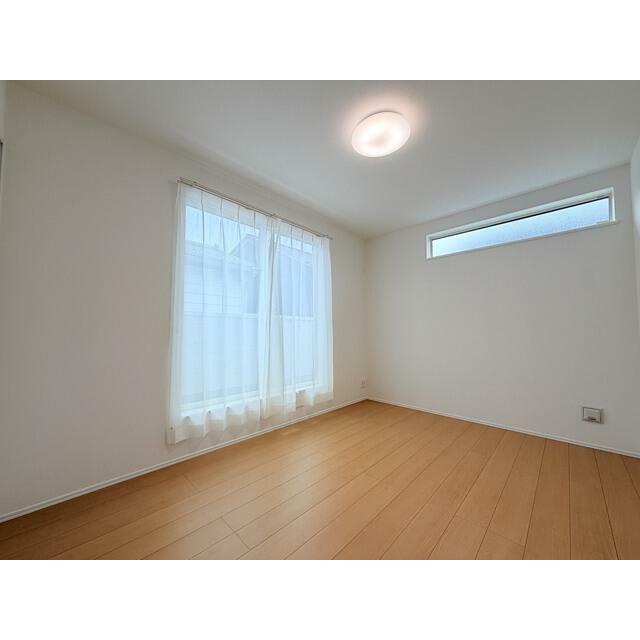 バルコニーへ直接出入りできる洋室。 お部屋からそのまま外へ出られるので、洗濯物を干す際にもスムーズです♪
