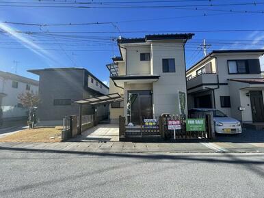 東道路で日照も確保できています。伸縮門扉が駐車場にも玄関前にも付属していて防犯対策されています。